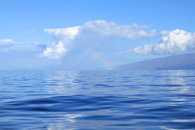 拉海纳岛太平洋上空的彩虹。