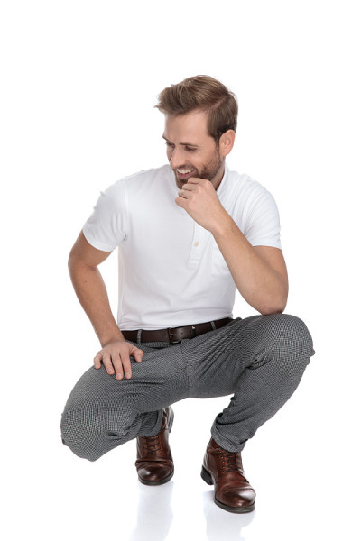 笑着蹲着潇洒随意的男人一边想一边看
