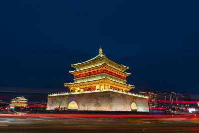 古建筑与繁忙的街道在中国