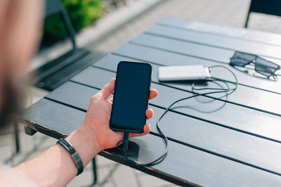 便携式充电器在一个人的手中。Powerbank为手机充电。