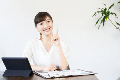 在工作中想出好点子的亚洲商业女性