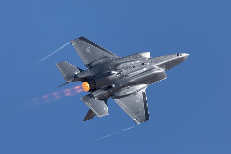 F-35闪电II在一个高g机动，加力燃烧器和凝结尾在机翼的尖端