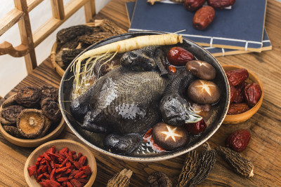 人参与黑鸡汤、鸡汤、食作药材。