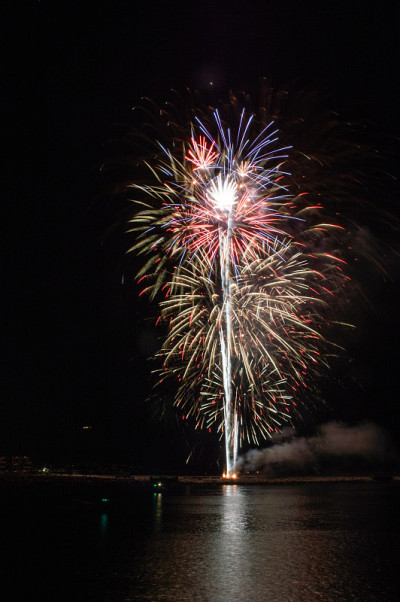 马瑞德雷海湾的烟花敲响了2019年的新年钟声