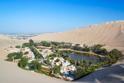 华卡奇娜和伊卡在背景