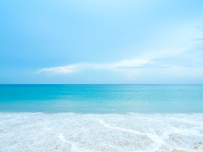 泰国普吉岛海滩上的蓝色海浪
