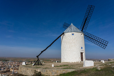 拉曼查(La Mancha)位于康苏埃格拉(Consuegra)上方山顶上的传统西班牙风车