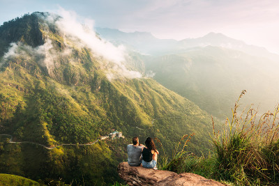 这对新人在山上迎接日出。男人和女人在山里。结婚旅行。这对夫妇环游亚洲。去斯里兰卡旅行。蜿蜒在群山之中