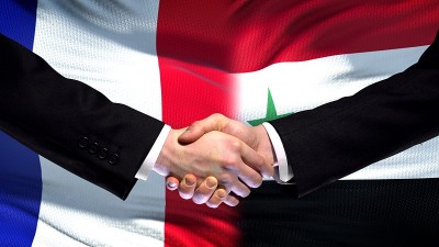 法国与叙利亚握手，国际友谊关系，旗帜背景