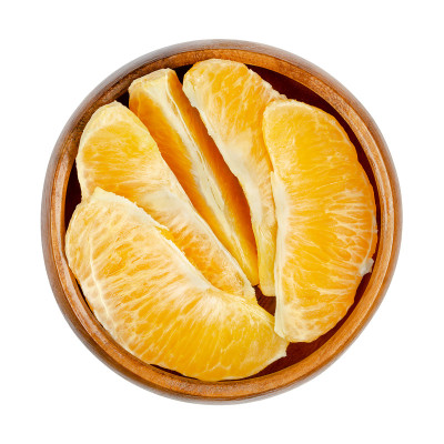 将一个去皮的瓦伦西亚橙子切片，放在一个木碗里