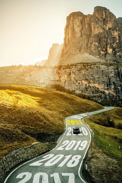 2021年新年旅行和未来愿景的概念。