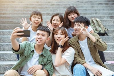 一群学生在校园楼梯上自拍