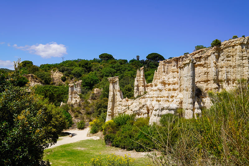 童话石烟囱:Ille-sur-Têt童话石烟囱位于法国南部的一个地质和旅游景点