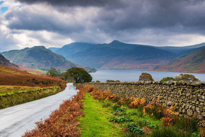 通往Crummock Water的路