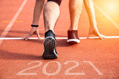 新年还是开始直概念。近距离观看刻有2021年铭文的运动员跑步成功和新成就的鞋子。在日落时分。