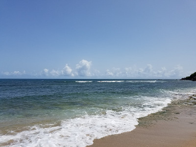一个冲浪者在波多黎各的海滩上冲浪
