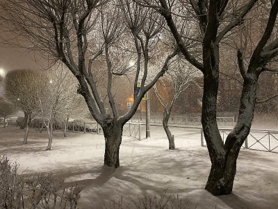 夜幕降临在城市里