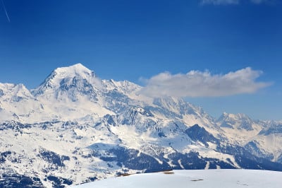 雪在山上