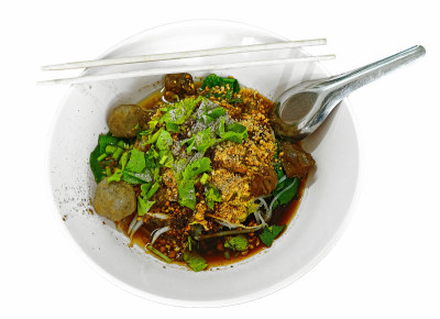 面条和肉丸用筷子