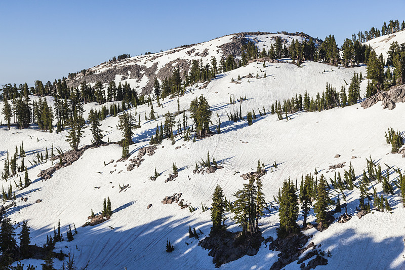 拉森火山国家公园拉森山上的雪