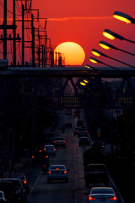 太阳正落在路上