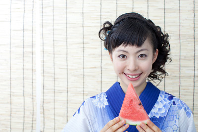 日本女人穿着浴衣拿着西瓜