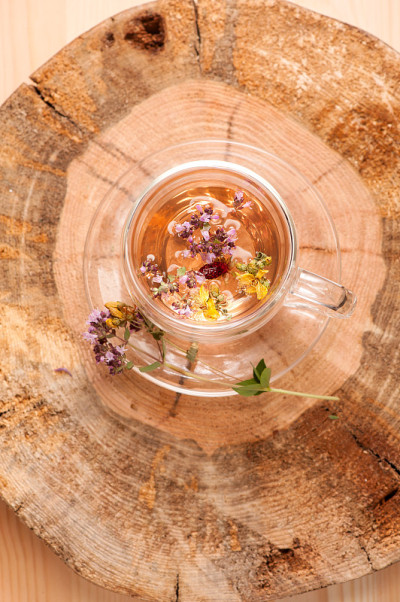 牛至和草莓的花草茶