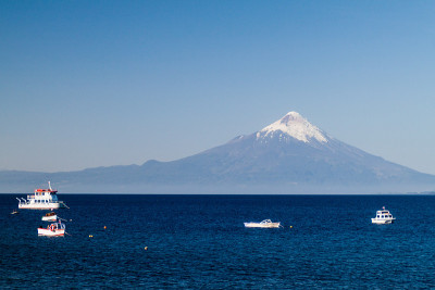 智利Llanquihue湖上的奥索尔诺火山