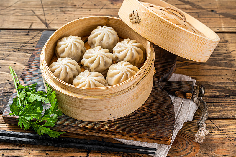蒸笼里的馍馍。木制背景。俯视图