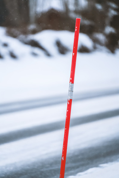 路边的路标被冰雪覆盖。