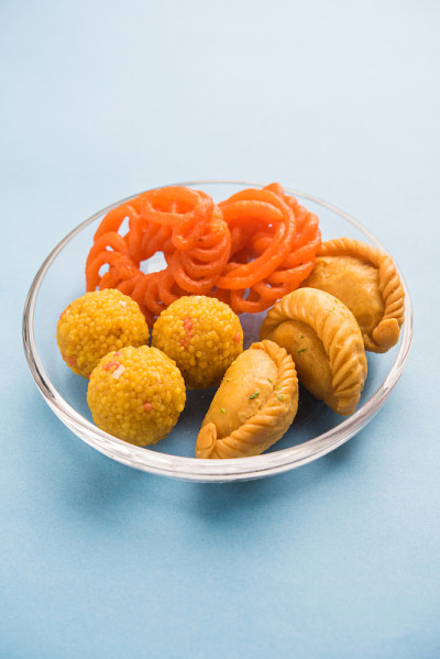 印度甜Jalebi/Imarti, Laddu和Gujiya一起在白色背景或与礼物。有选择性的重点