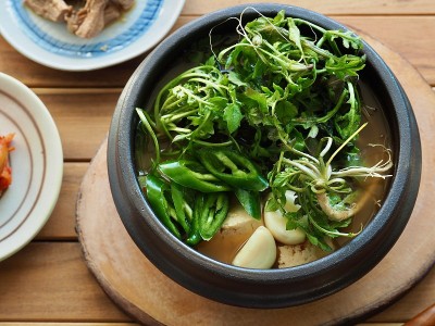 韩国美食荠菜豆瓣酱汤