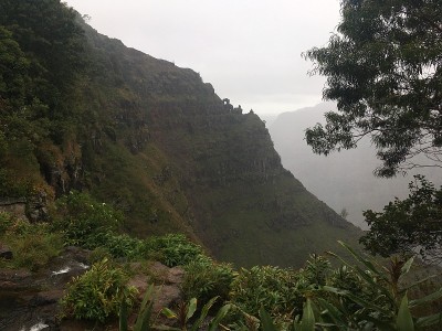 冬天，夏威夷考艾岛威美亚峡谷的威浦瀑布。