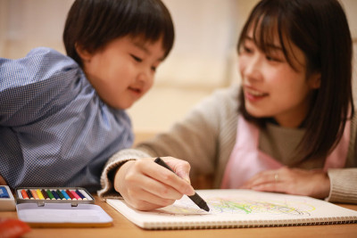 一个男孩和一个幼儿园老师的图画