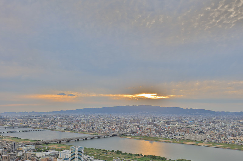 夕阳下的天空俯瞰大阪市商业区