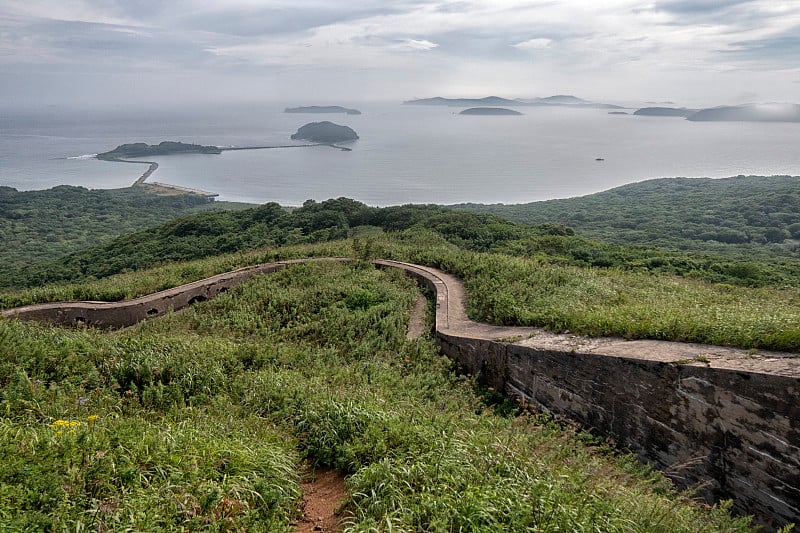 树林里废弃的地堡。军事要塞。11号堡，海参崴，俄罗斯。