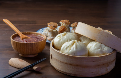 中国的早餐。饭桌上有馒头和粥