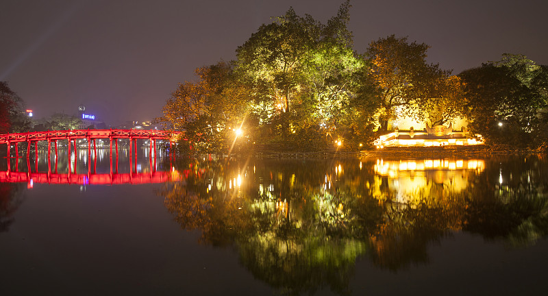 霍岩Kiem湖。河内夜景