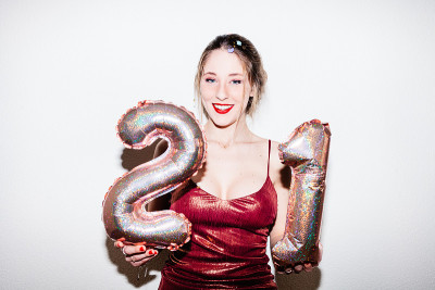 一名21岁的年轻女子在庆祝她的21岁生日时被强烈的闪光灯照亮。