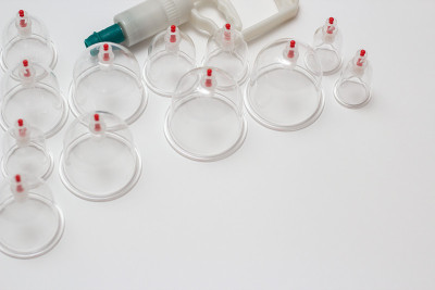 hijama jar。真空泵的白色背景