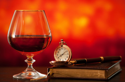白兰地酒杯，日记和怀表