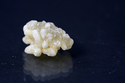 涂上厄立特里亚树脂后点燃一股令人愉快的香味，很适合熏肉和鱼，在摄影棚拍照。