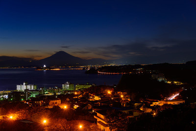 黄昏时分的Enoshima和富士山