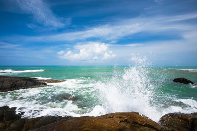 放松的海浪冲击着岩石海岸。