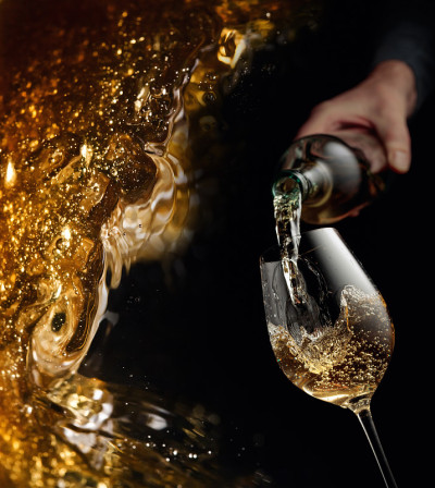将白葡萄酒倒入高脚杯。
