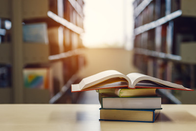 在学校、大学、学院的图书馆里打开一堆书。