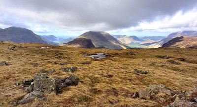 柱子和Buttermere fell在低云中