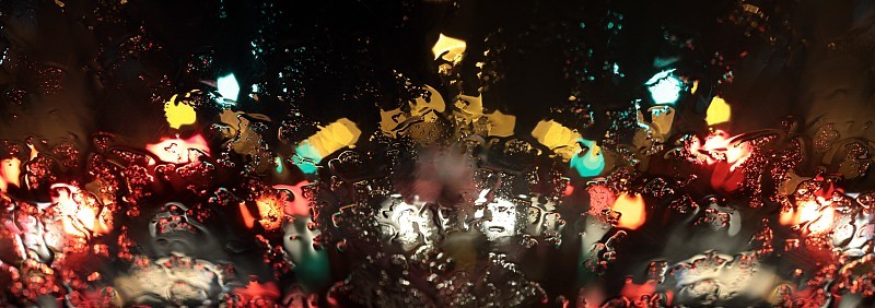 雨落在挡风玻璃上