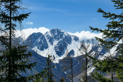Matschacher Gupf -奥地利阿尔卑斯山Baeren山谷的全景。山脉的最高峰被积雪覆盖