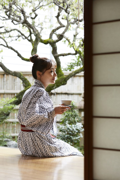 一个年轻的亚洲女人正在日本传统旅馆放松